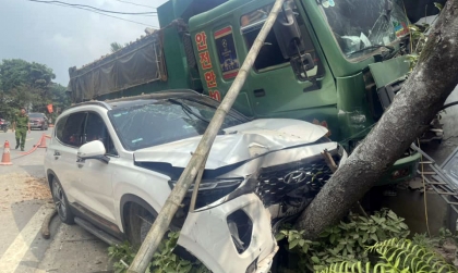 Clip TNGT: Sang đường về nhà, Hyundai Santa Fe đi xe tải đâm bung bét...