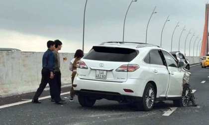 Ảnh TNGT: Lexus RX 14A 46240 đâm nát hông Toyota Rush trên cầu Bạch Đằng