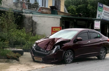 Ảnh TNGT: Honda City đen đủi nhất năm khi bị lốp ô tô văng bẹp đầu xe
