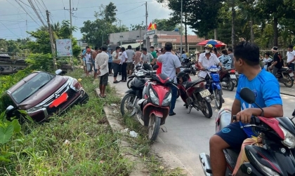 Ảnh TNGT: Mitsubishi Pajero Sport lao xuống mương nghi do bị Ninja LEAD động thủ