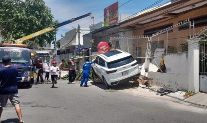 Ảnh TNGT: Nghi nhầm chân ga, tài xế Ford Territory 72A 68082 đâm đổ tường