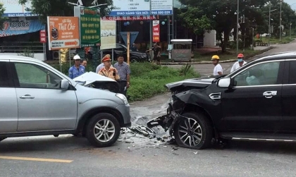 Ảnh TNGT: Mitsubishi Zinger đọ sức cùng Ford Everest