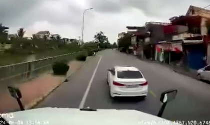 Clip VHGT: Hyundai Elantra đánh võng trên đường chèn không cho công-ten-nơ vượt