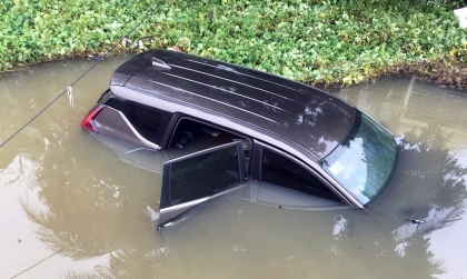 Ảnh TNGT: Mất lái, Mitsubishi Xpander lao thẳng xuống sông