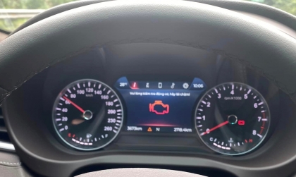 Xe VinFast Lux A đang đi thì đột tủ, mời các cụ vào phán