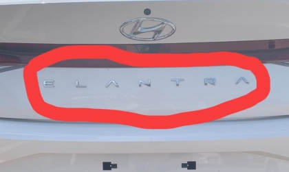 Dán chữ cho Hyundai Elantra cho đúng vị trí?