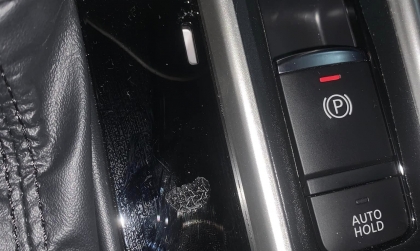 Mitsubishi Xpander bị bay màu ốp cần số