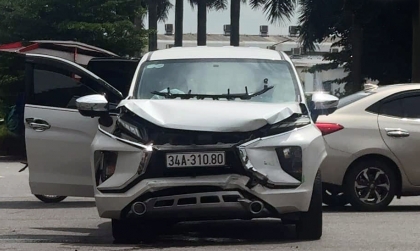 Ảnh TNGT: Đâm vào hông Toyota Vios, Mitsubishi Xpander 34A 31080 vỡ nát toàn bộ đầu xe