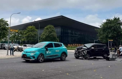 Ảnh TNGT: Đâm vào hông VinFast VF 5, Mitsubishi Xpander bẹp nát, bung túi khí