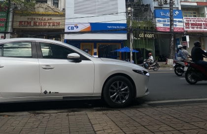 Mazda 3 bị kêu tiếng kim loại ở phía trước là sao ak?
