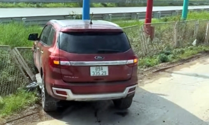 Ảnh TNGT: Lại thêm Ford Everest BKS 89A 33529 gãy gục bánh trước