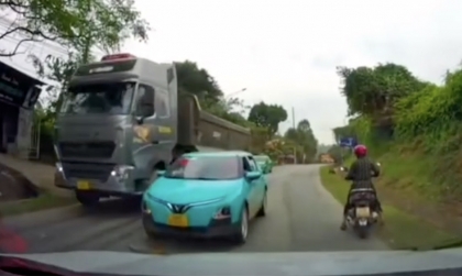 Ý thức Giao thông: Tài xế VinFast VF 5 nhận được bài học nhớ đời vì thói lái ẩu