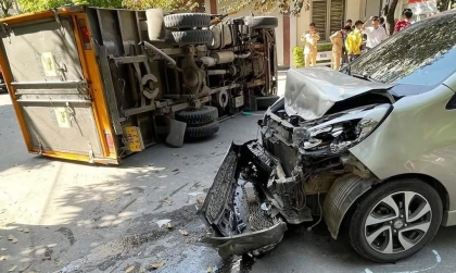 Ảnh TNGT: Qua ngã tư, KIA Morning đâm lật xe tải