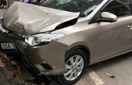 Ảnh TNGT: Toyota Vios BKS 15A 18484 đâm gốc cây, vỡ két nước