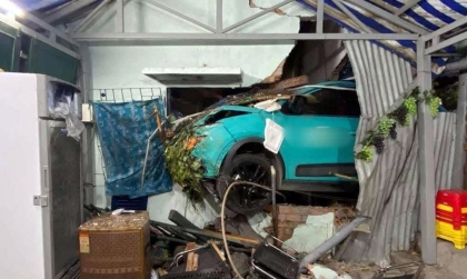 Clip TNGT: Taxi công nghệ VinFast VF e34 đâm thủng tường nhà dân lúc tờ mờ sáng