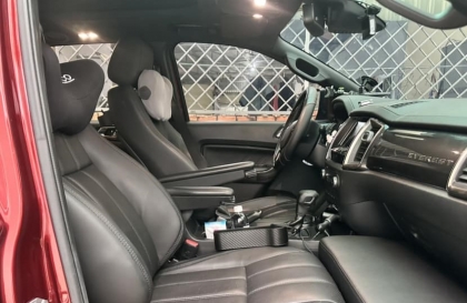 Xin giải pháp để ngồi xe Ford Everest bớt ra mồ hồi?