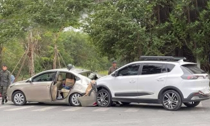 Ảnh TNGT: VinFast VF e34 đâm tụt đuôi xe Toyota Vios