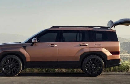 Hyundai Santa Fe tự mở cốp khi em đang đứng phía sau là sao ạ?