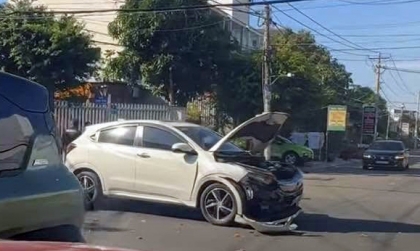 Ảnh TNGT: Honda HR-V vỡ nát đầu xe vì đâm vào VinFast VF 3