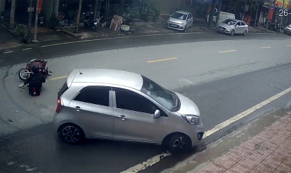 Clip TNGT: Quay đầu gây tai nạn giao thông, tài xế KIA Morning bỏ mặc nạn nhân cứ thể lao thẳng