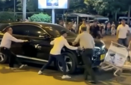 Clip TNGT: Hàng chục người ngăn VinFast VF 8 tự lăn bánh trong nhà ga Tân Sơn Nhất nghi tài xế chưa về hết số