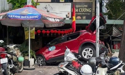 Ảnh TNGT: Ngồi cafe sáng 29 Tết, người đàn ông bị xe điện taxi lao vỉa hè đâm trúng