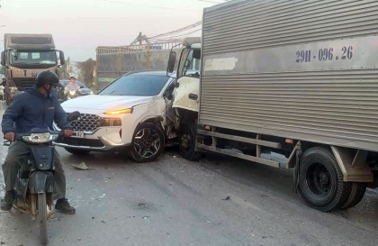 Ảnh TNGT: Hyundai Santa Fe nghi vượt ẩu bị xe tải đâm quay ngang giữa đường