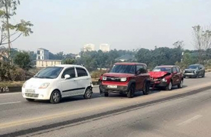 Ảnh TNGT: VinFast VF 5 nối đuôi VF 3 đâm vào Chevrolet Spark