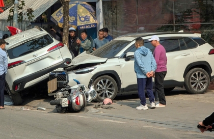 Clip TNGT: Cặp đôi Toyota Corolla Cross trèo lên nhau trong tai nạn liên hoàn