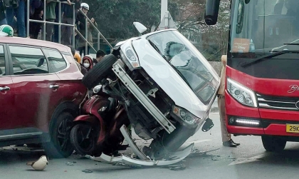 Ảnh TNGT: Tài xế Toyota Yaris mất tết vì không kiểm soát được tốc độ, trèo lên cả xe máy và ô tô ngay cổng chợ hoa Quảng Bá