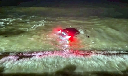 Clip TNGT: Mercedes-Benz C-Class mất lái lao thẳng xuống biển, bập bềnh trên sóng