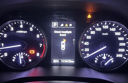 Các bác tư vấn giúp Hyundai Elantra hiện lỗi đèn pha này?
