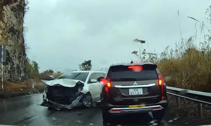 Clip TNGT: Tài xế KIA Carnival đổ đèo tốc độ cao làm nhiều người mất tết