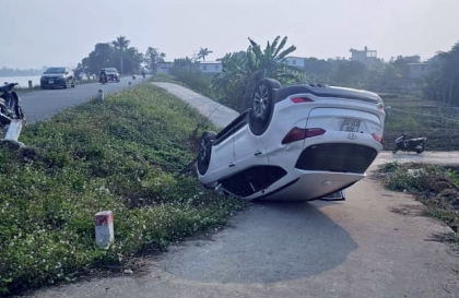 Ảnh TNGT: Hyundai Santa Fe tránh xe đi ngược chiều,