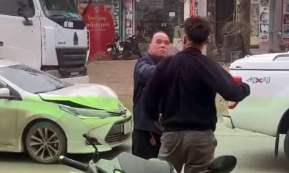 Clip TNGT: Đâm vào đuôi Ford Ranger, tài xế Toyota Altis lao vào hành hung người khác vì cho mình không sai