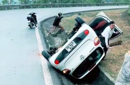 Clip TNGT: Hyundai Grand i10 đổ đèo mất lái, lật ngửa dưới mương nước