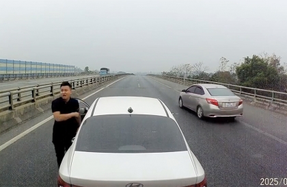 Ý thức giao thông: Lạ lùng tài xế Hyundai Accent chặn đầu không cho xe khác đi trên cao tốc