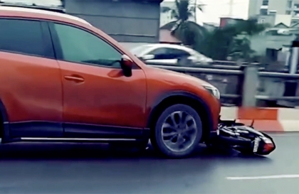 Clip TNGT: Mazda CX-5 kéo lê xe máy dưới gầm, vượt cầu Vĩnh Tuy, chạy từ quận Long Biên sang quận Hai Bà Trưng