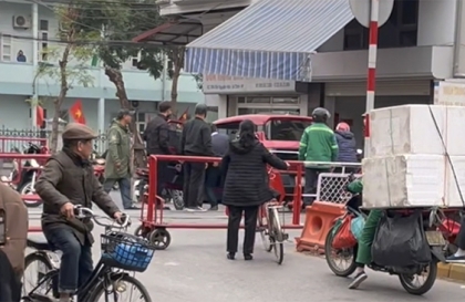Clip: Lóng ngóng qua đường tàu, tài xế khiến VinFast VF 3 bị mắc kẹt trên đường khi tàu đang tới