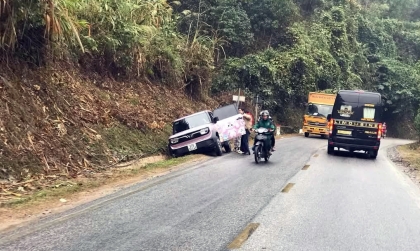 Ảnh TNGT: VinFast VF 3 vào cua hỏng, lật nghiêng vào vách núi