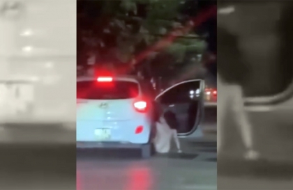 Clip TNGT: Hyundai Grand i10 đang đi văng cả nữ hành khách ra đường tại Nghệ An