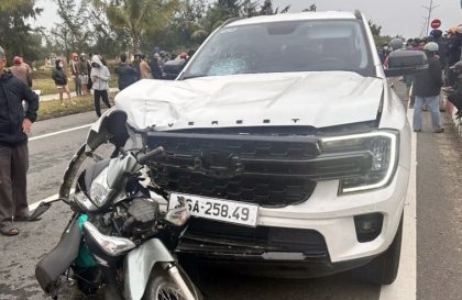 Ảnh TNGT: Xe máy dính chặn vào đầu xe Ford Everest sau tai nạn