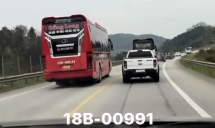 Ý thức Giao thông: CSGT phạt tài xế xe khách vượt ẩu trên cao tốc Nội Bài - Lào Cai với clip do người cung cấp