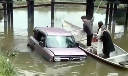 Clip TNGT: VinFast VF 3 được lai dắt về bờ thành công sau khi lao xuống sông