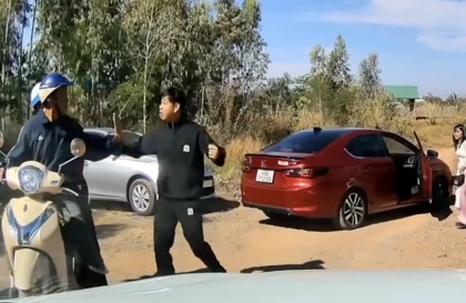 Ý thức giao thông: Thanh niên trên Honda City hùng hổ đòi đánh người khác vì bị nhắc nhở vì đỗ xe giữa đường