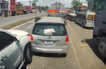Ý thức giao thông: Loi choi chèn đầu xe khác lấn làn, tài xế Toyota Fortuner nháo nhào bỏ chạy khi đâm vào đuôi xe đi trước