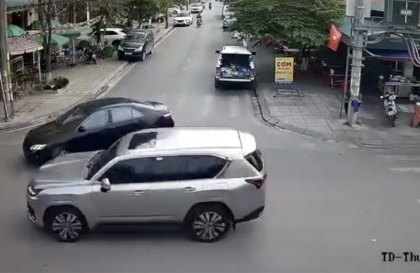 Clip TNGT: Cái giá của sự bất cẩn, Toyota Camry quay đầu đâm đúng vào Lexus LX570