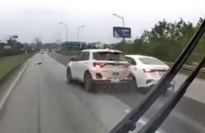 Clip TNGT: Tài xế KIA Cerato ép xe tập lái vào đầu xe khách rồi nhanh chân bỏ chạy trên cao tốc Hà Nội - Thái Nguyên