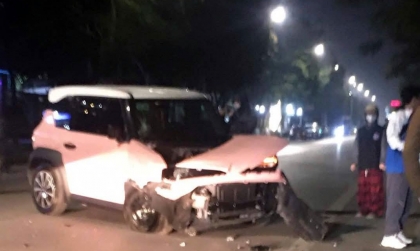 Ảnh TNGT: VinFast VF 3 tan nát vì tài xế muốn thử độ cứng cùng gốc cây