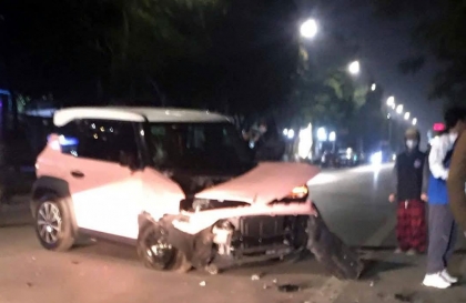 Ảnh TNGT: VinFast VF 3 tan nát vì tài xế muốn thử độ cứng cùng gốc cây